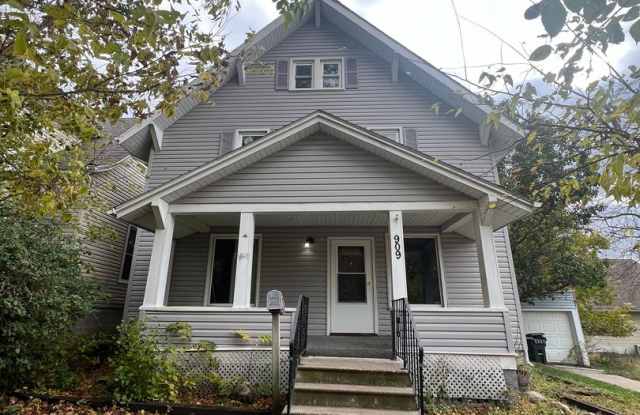Spacious 3+ bedroom house with detached garage photos photos Spacious 3+ bedroom house with detached garage photos photos