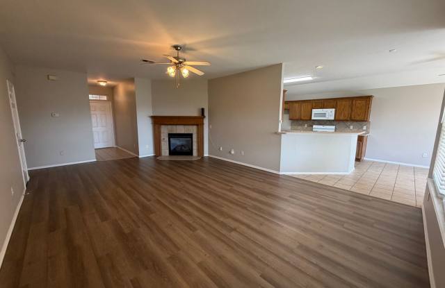 Updated 3 Bed 2 Bath Home in Mustang Gallery 4