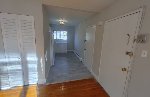 Great 2 Bed 1 Bath Steps to the Green Line Gallery 4