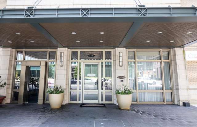 1/1 Condo w/ Bonus Room in the Heart of Midtown w/ Great Amenities! - 565 Peachtree Street Northeast, Atlanta, GA 30308