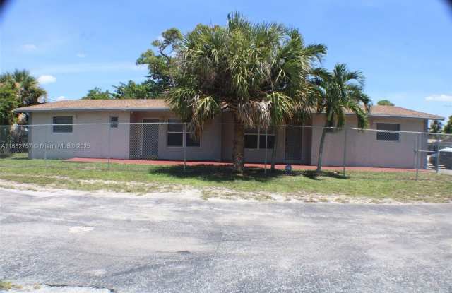 3133 SW 13th St photos photos