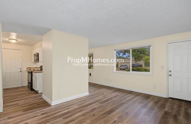 Updated Three Bedroom Duplex in NE Gresham! Gallery 4