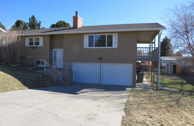 Large 4 Bedroom (1 non-egress) Home on West End Gallery 1