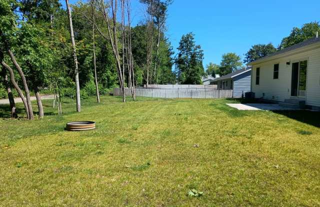 AVAILABLE NOW! 3 bed 2 bath Single Family home in Norton Shores! Gallery 4