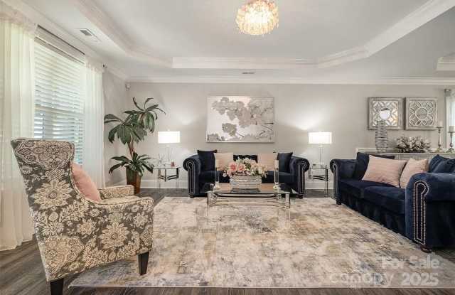 Room in 4 Bedroom Home at Knollwood Cir photos photos