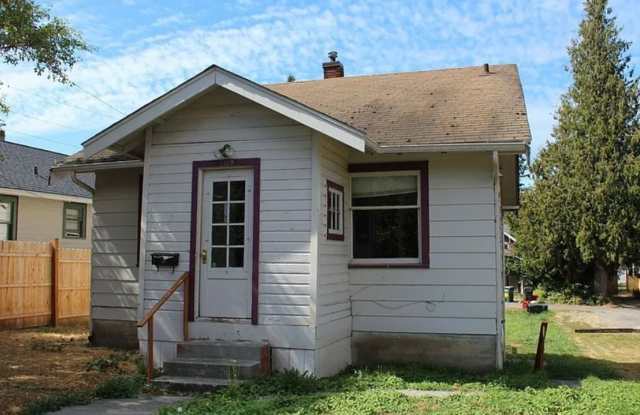 6 bedroom, 2 Bath Home Available in August! photos photos