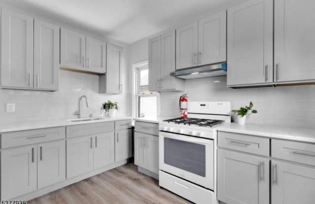 36 3Rd Ave, Apt B photos photos