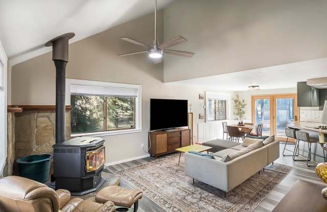 Beautiful Home- Backs up to BLM Land - 17675 Teil Court, Deschutes County, OR 97739