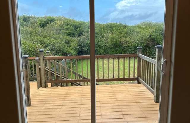Stunning Oceanfront Home for Lease – Unmatched Views & Coastal Living! Gallery 1