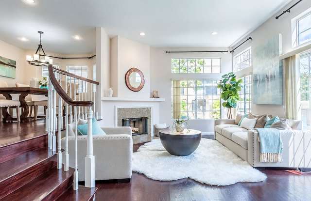 Townhouse with attached Garage Full of Natural Light & Chic Open-Floor Plan Gallery 4