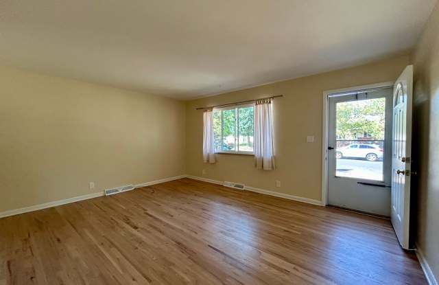 3 Bedroom Home with Garage & Large Fenced Yard Gallery 3