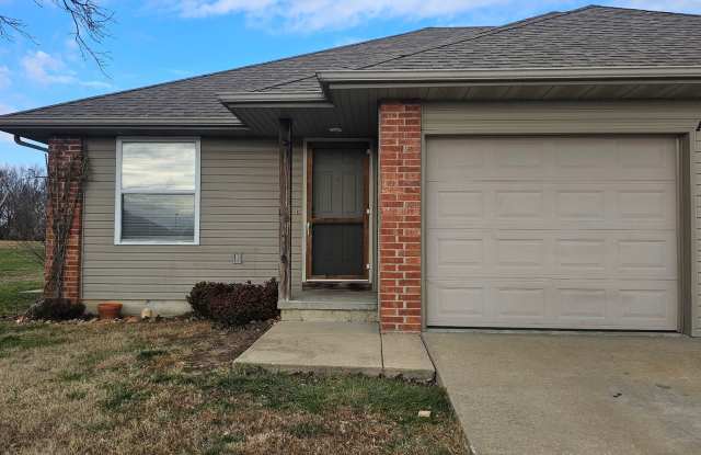 Updated 2 bedroom one bath apartment in beautiful country like setting! - 413 Commanche, Clever, MO 65631