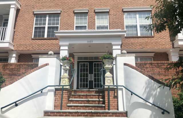 Downtown Arlington Rosslyn - Modern Bright & Spacious Corner Unit W/Parking! Gallery 1