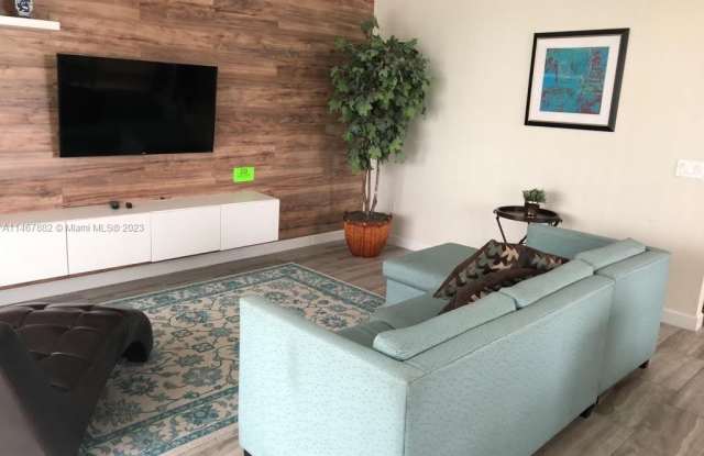 4715 SLEEPY HOLLOW DR Gallery 3