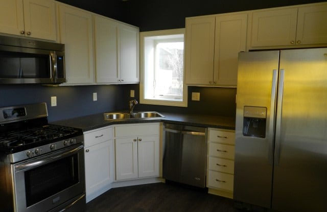 814 E 2nd Street - 2 - 814 East 2nd Street, Duluth, MN 55805 814 E 2nd Street - 2 - 814 East 2nd Street, Duluth, MN 55805