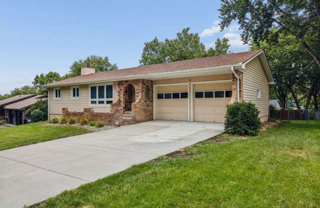 4 Bedroom Lincoln Ranch Home! Gallery 3