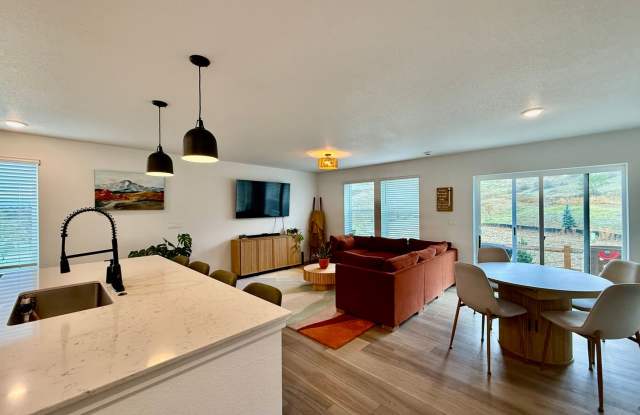 Beautiful New-Build 3-Bed Home on Corner Lot — West Side Colorado Springs Gallery 4