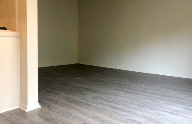2043 North Beachwood Drive Gallery 4