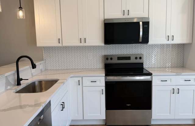 2 Bed 2.5 Bath End Unit Townhome Gallery 1