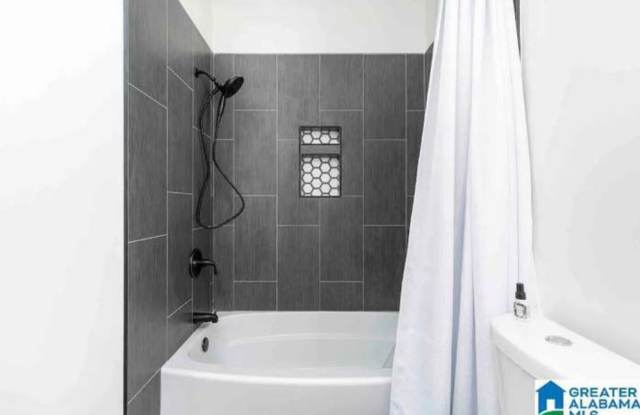 Beautiful Spacious Home in Norwood area Gallery 3