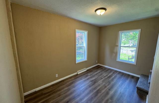 Spacious 4-Bedroom Home in Moline with Central Air & Basement Gallery 4