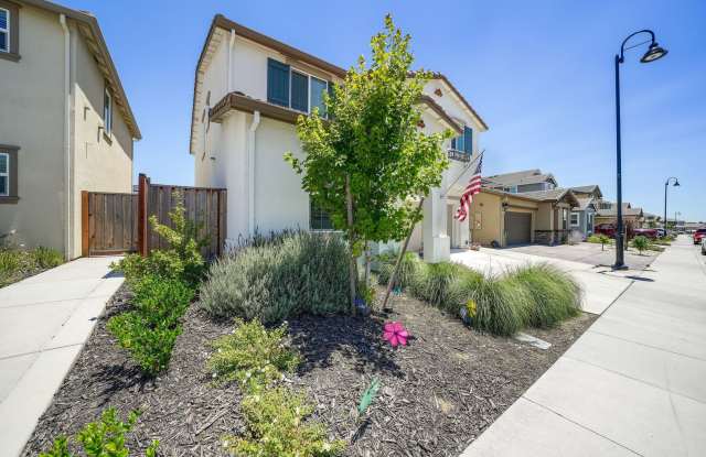 Like-New 5-Bedroom Fairfield Home with Solar & Modern Features Gallery 4