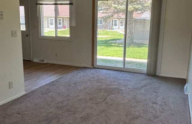Large Three bedroom & 2 1/2 bath unit for rent for August move in!! Gallery 2