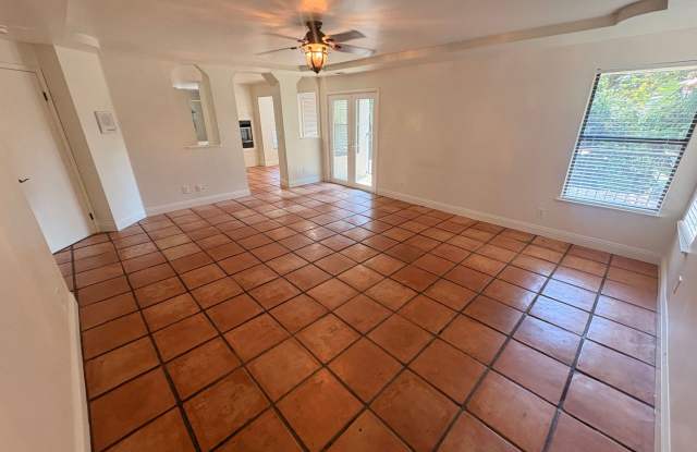 Elegant 4 Bedroom Home in The Lakes Gallery 4