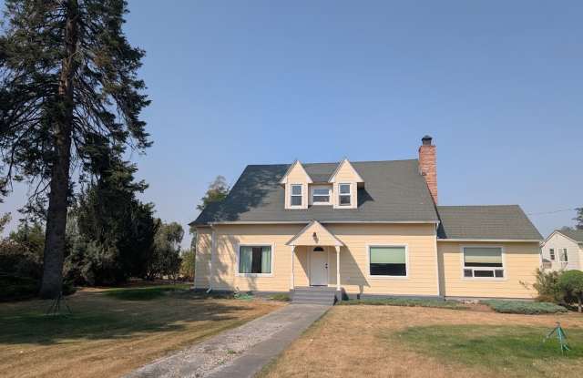 Picturesque Waha Farm House with 2 Horse Pastures Gallery 1