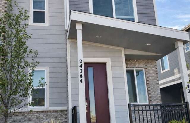 Long Realty  Property Management - 3 Bedroom Townhome in Aurora Highlands photos photos