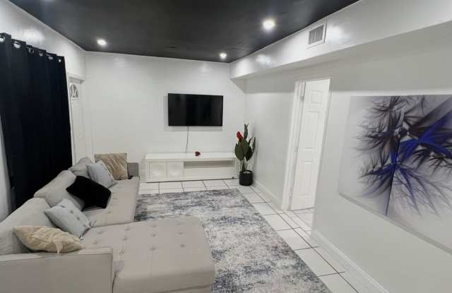 5724 Nw 12th Ave Gallery 2