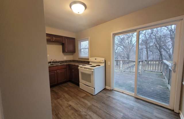 3 bedroom, 1 bathroom home! - 325 Bell Avenue, Des Moines, IA 50315