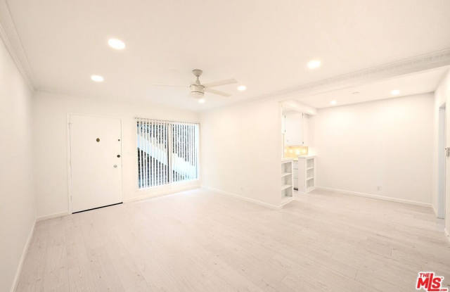 1037 11th St unit: 4 photos photos