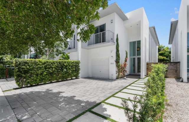 3563 SW 1st Ave photos photos