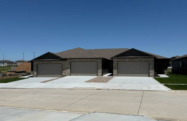 Spacious 2 bed/2.5 bath daylight Townhome in SE Lincoln Gallery 1