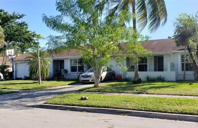 5426 S Lakewood Cir S - 5426 Lakewood Circle South, Margate, FL 33063