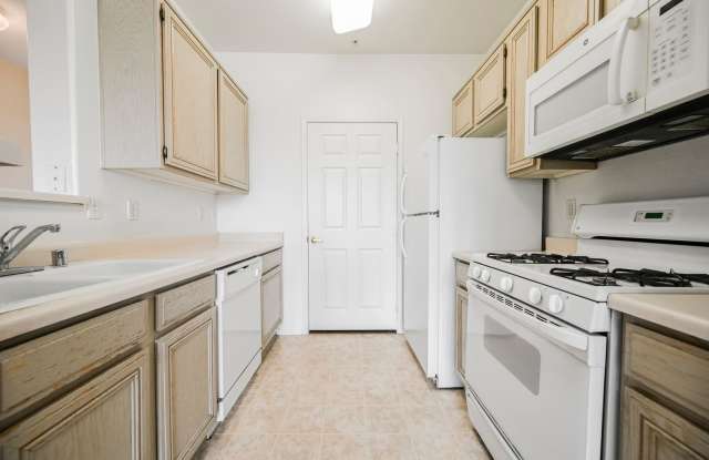 Spectacular Two Bedroom Condo Located In A Gated Community With Sparkling Amenities! Gallery 4