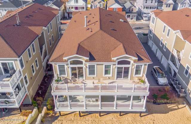 233 Beachfront Gallery 3