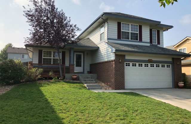 Spacious Sterling Hills 3 Bed 2.5 Bath Tri-Level Home, Main Floor Study, Close To Buckley SFB. - 2568 South Fundy Circle, Aurora, CO 80013