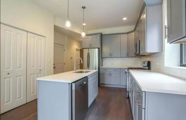 2852 Shakespeare Gallery 2