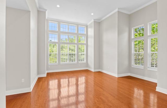 Private, light filled end unit townhome: 3 bed, 2.5 bath, 2,400 sq ft Gallery 4