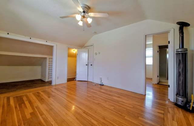 Charming 1bd Secon Floor Duplex w/Off-Street Parking & Accepting Cats! Gallery 3