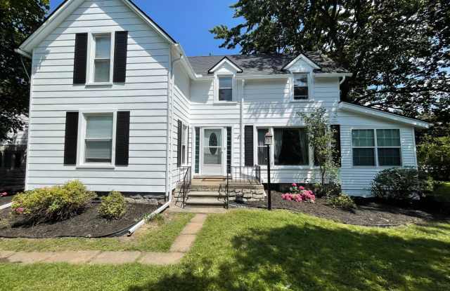 Updated 3bed / 3bath farmhouse. Nice Location. photos photos
