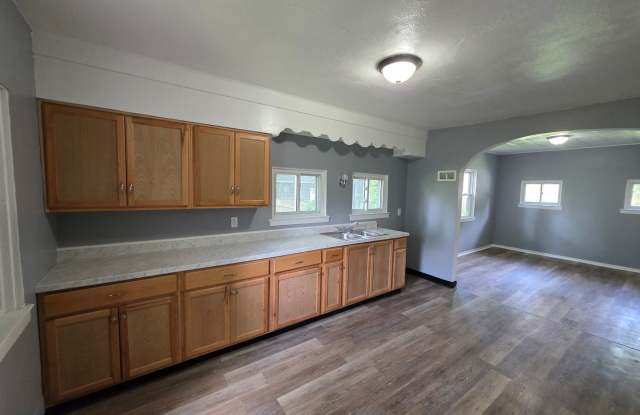 Large Single Family House Available Now 3 to 4 Beds 1.5 Bath over 2000 SQ FT Gallery 3