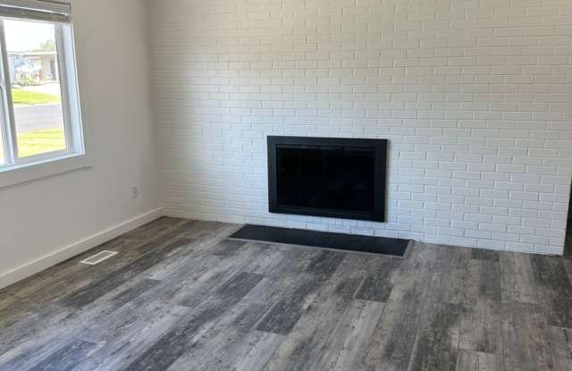 Completely Remodeled 4 Bedroom 2 Bath Home for Rent W/ 30x30 Shop!! 1/2 Off First Full Month's Rent With 12 Month Lease!! Gallery 4