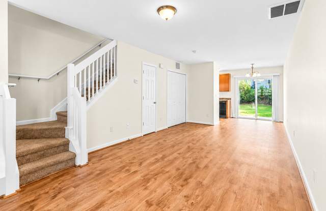 Fresh, Bright & Easy Living — Robyn’s Glen Townhome with Private Patio & Community Pool Gallery 4
