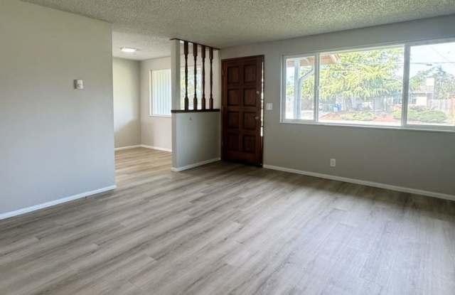 (KIE 1) 2-Bed, 1-Bath Duplex Gallery 4