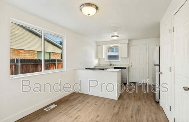 802 East Redmaple Road Gallery 3