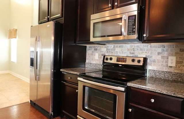 Gorgeous END UNIT 3 bedroom town home in desirable Harpers Mill with Garage and Primary on main with walk-in shower!! Gallery 4