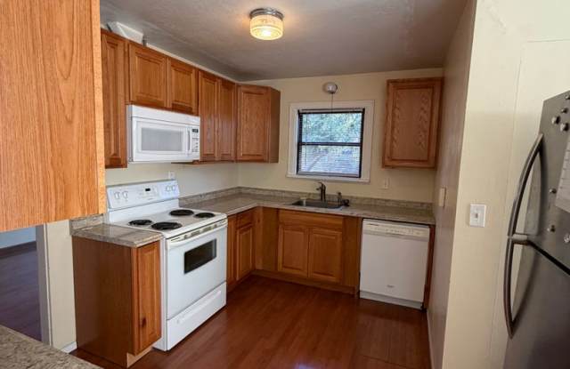 Pet friendly, Spacious 4 Bedroom, 2 Bathroom Home Gallery 4